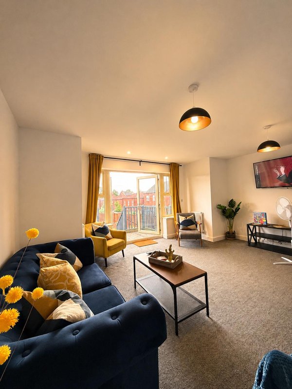 Large 4-bed house for crews, Secure driveway parking + fast WiFi, 5 min to City Hospital