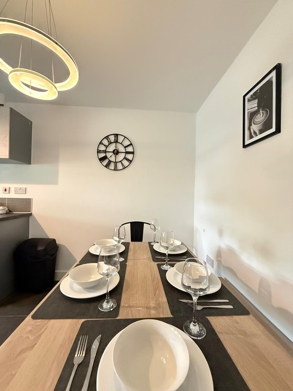 Large 4-bed house for crews, Secure driveway parking + fast WiFi, 5 min to City Hospital