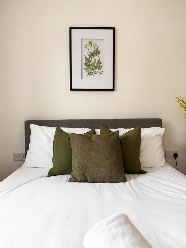 Large 4-bed house for crews, Secure driveway parking + fast WiFi, 5 min to City Hospital