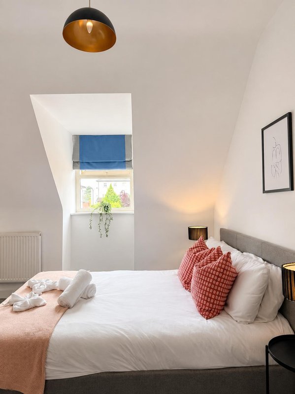Large 4-bed house for crews, Secure driveway parking + fast WiFi, 5 min to City Hospital