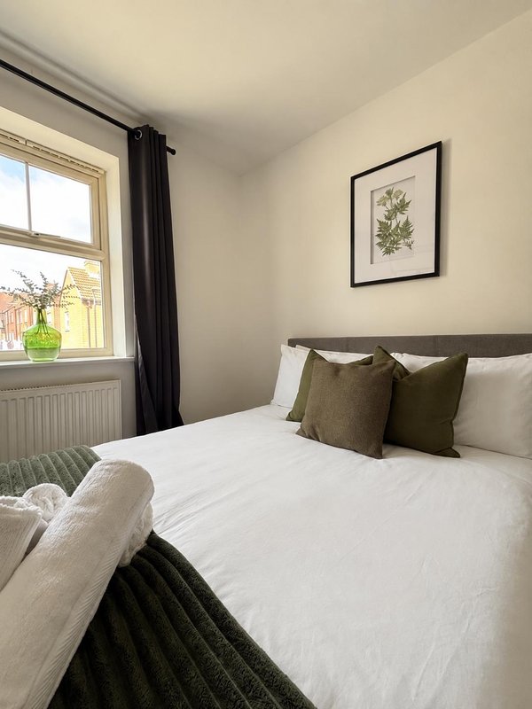 Large 4-bed house for crews, Secure driveway parking + fast WiFi, 5 min to City Hospital