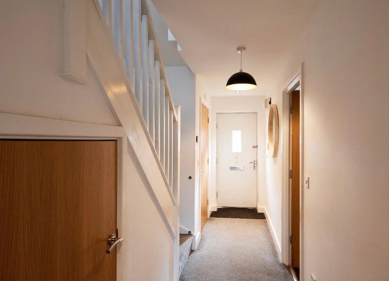 Large 4-bed house for crews, Secure driveway parking + fast WiFi, 5 min to City Hospital