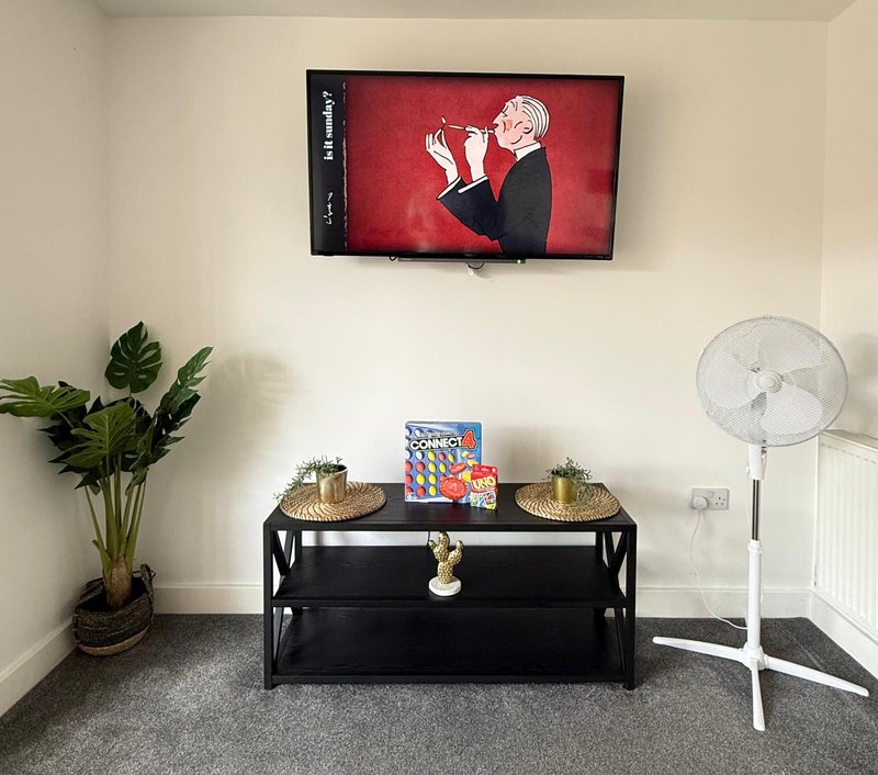 Large 4-bed house for crews, Secure driveway parking + fast WiFi, 5 min to City Hospital