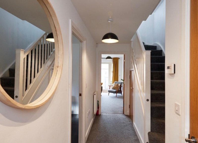 Large 4-bed house for crews, Secure driveway parking + fast WiFi, 5 min to City Hospital