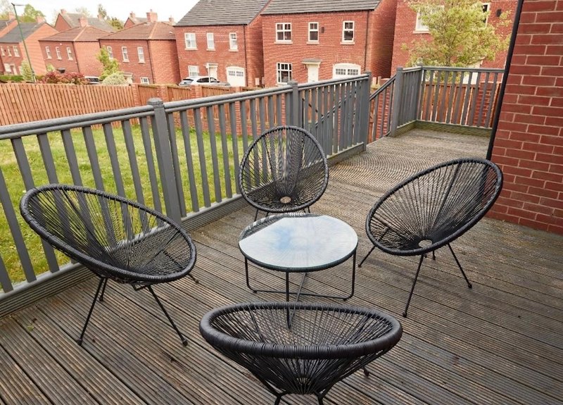 Large 4-bed house for crews, Secure driveway parking + fast WiFi, 5 min to City Hospital