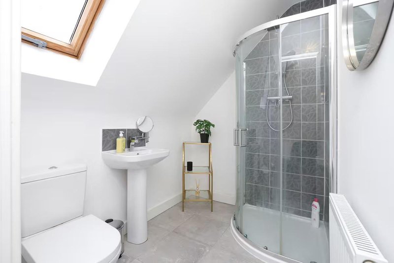 Large 4-bed house for crews, Secure driveway parking + fast WiFi, 5 min to City Hospital
