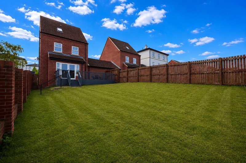 Large 4-bed house for crews, Secure driveway parking + fast WiFi, 5 min to City Hospital