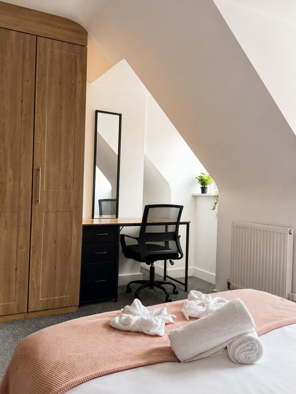 Large 4-bed house for crews, Secure driveway parking + fast WiFi, 5 min to City Hospital