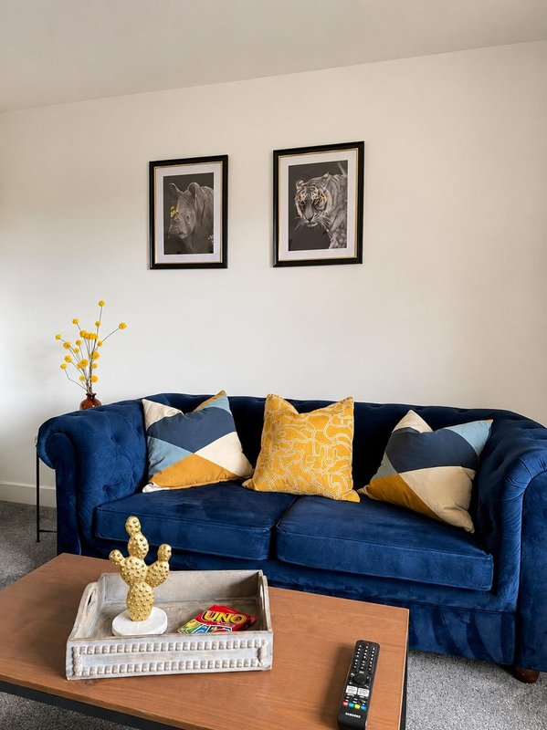 Large 4-bed house for crews, Secure driveway parking + fast WiFi, 5 min to City Hospital