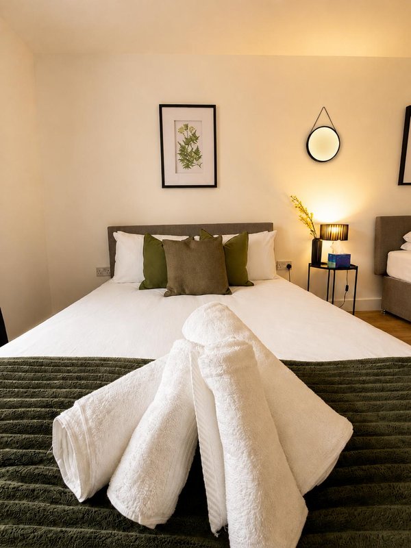 Large 4-bed house for crews, Secure driveway parking + fast WiFi, 5 min to City Hospital