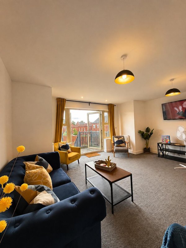 Large 4-bed house for crews, Secure driveway parking + fast WiFi, 5 min to City Hospital