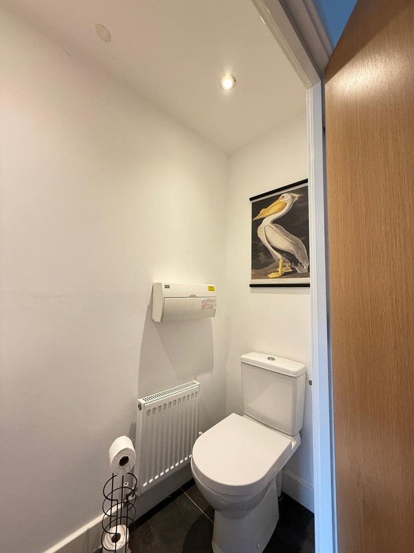 Large 4-bed house for crews, Secure driveway parking + fast WiFi, 5 min to City Hospital