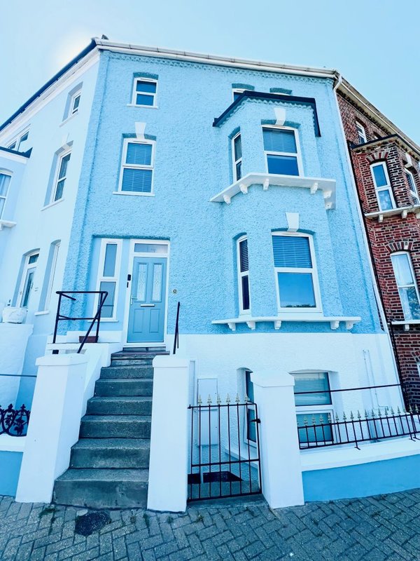 Seafront Townhouse with Views of Walton Pier