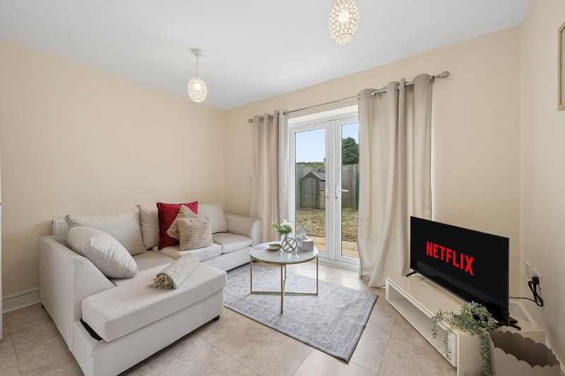 3-Bed House in Bilston, Wolverhampton | Driveway | WiFi