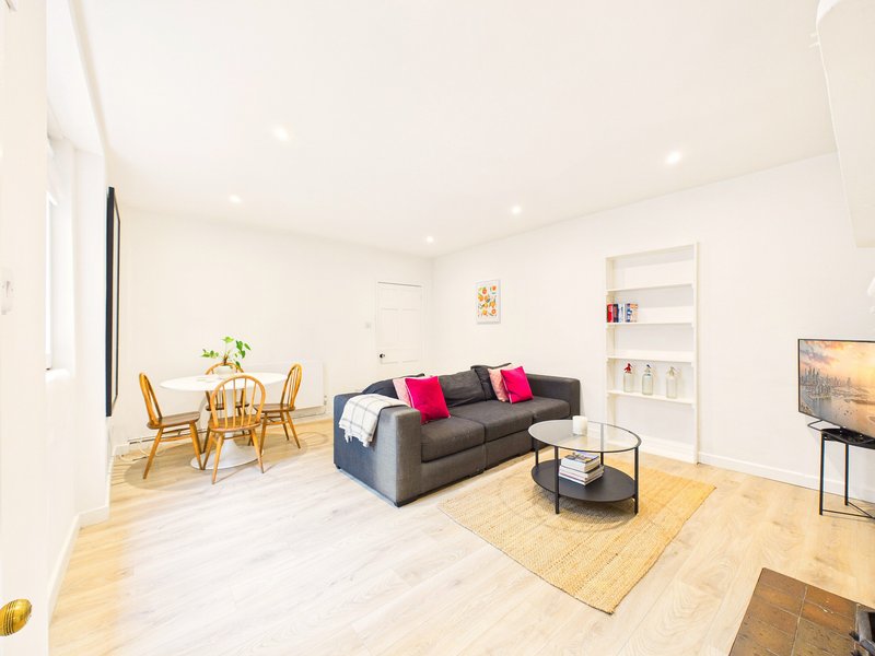 London Road Apartment | Modern | Parking