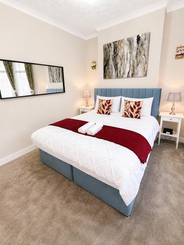Spacious & Central 5 BR House |Parking|Contractors