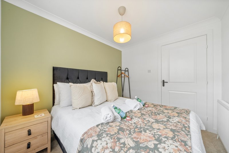 Luxury 3BR Apartment | Parking | Near Edinburgh