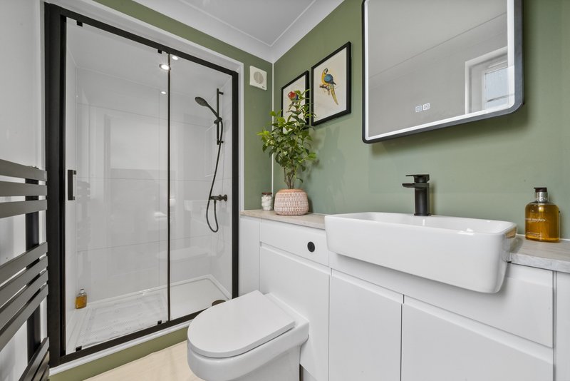 Luxury 3BR Apartment | Parking | Near Edinburgh