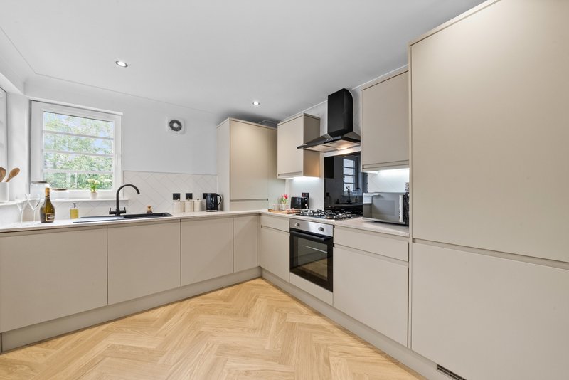Luxury 3BR Apartment | Parking | Near Edinburgh