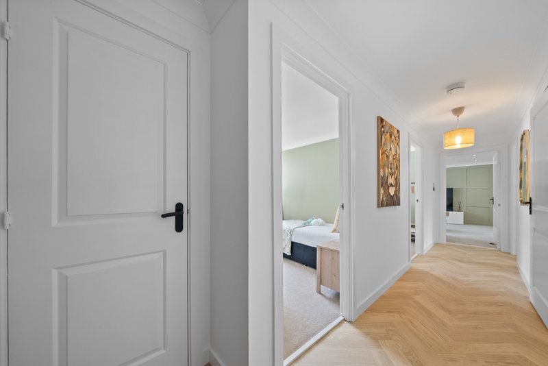 Luxury 3BR Apartment | Parking | Near Edinburgh
