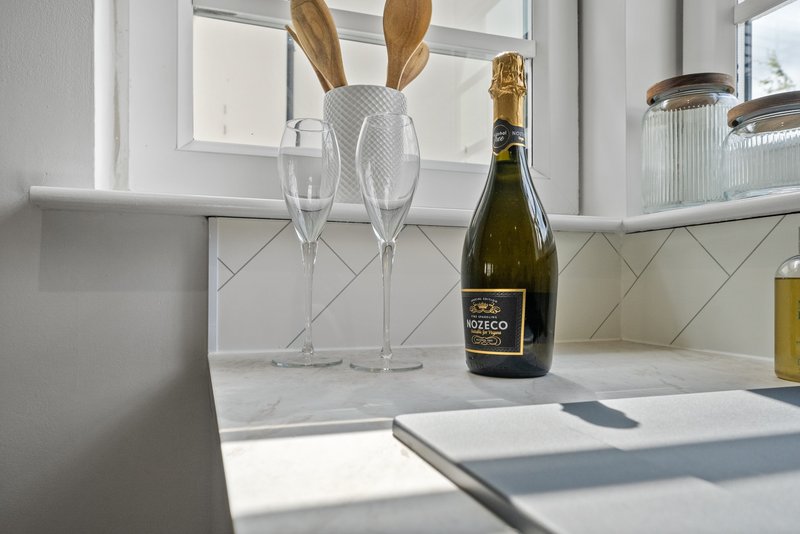 Luxury 3BR Apartment | Parking | Near Edinburgh
