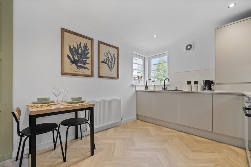 Luxury 3BR Apartment | Parking | Near Edinburgh