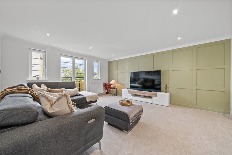 Luxury 3BR Apartment | Parking | Near Edinburgh