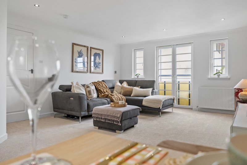 Luxury 3BR Apartment | Parking | Near Edinburgh