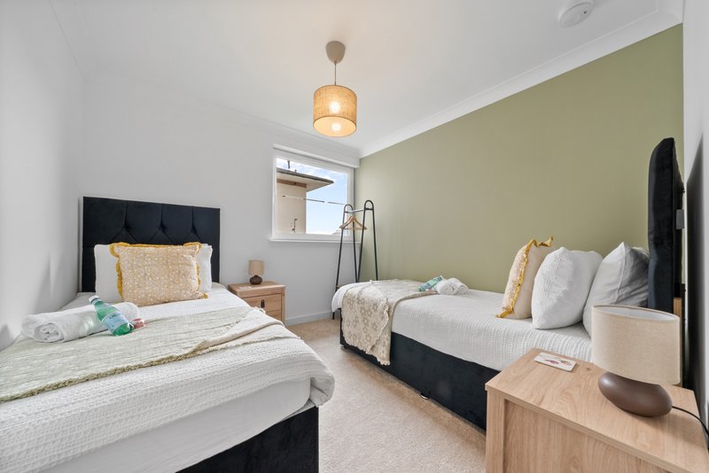 Luxury 3BR Apartment | Parking | Near Edinburgh