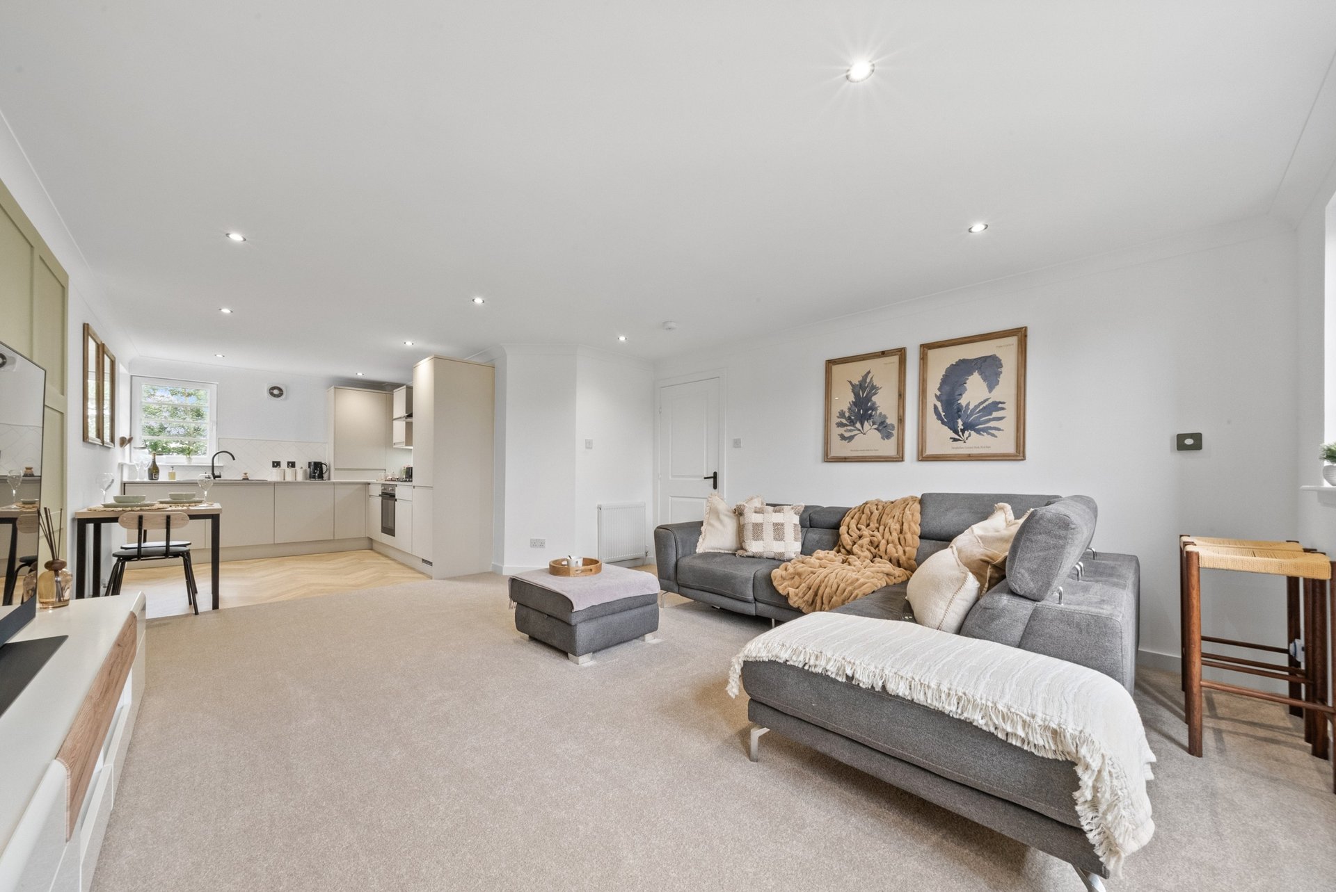 Luxury 3BR Apartment | Parking | Near Edinburgh