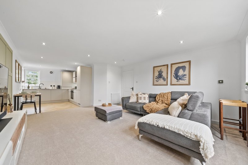 Luxury 3BR Apartment | Parking | Near Edinburgh
