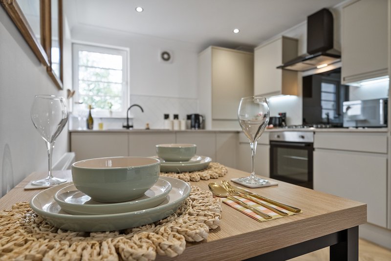 Luxury 3BR Apartment | Parking | Near Edinburgh