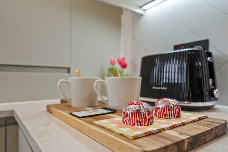 Luxury 3BR Apartment | Parking | Near Edinburgh