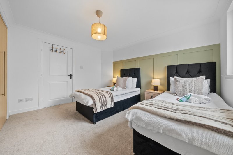 Luxury 3BR Apartment | Parking | Near Edinburgh