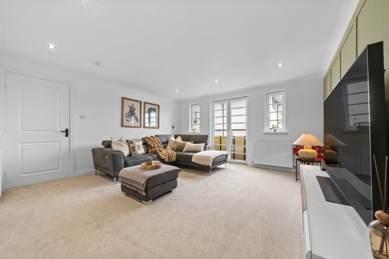 Luxury 3BR Apartment | Parking | Near Edinburgh