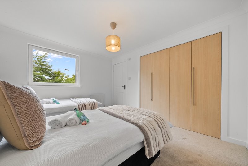 Luxury 3BR Apartment | Parking | Near Edinburgh
