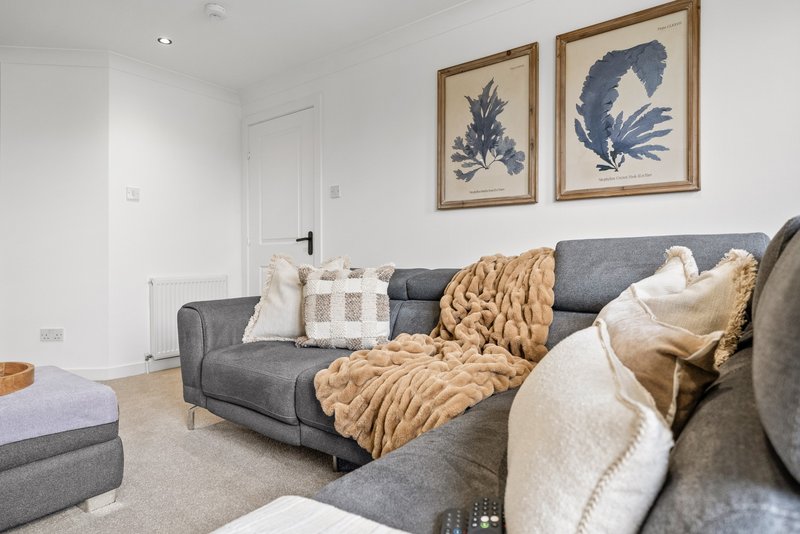 Luxury 3BR Apartment | Parking | Near Edinburgh