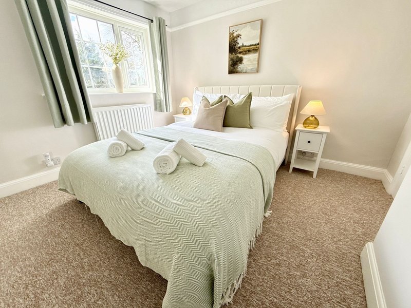 3-Bed House in Halesworth | Sleeps 6 | Parking | WiFi