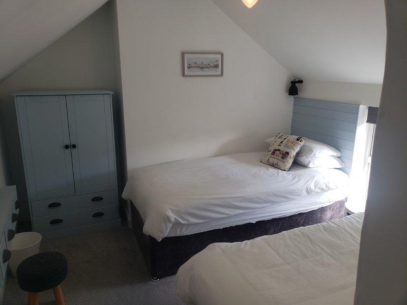 Bedroom 2 with twin beds