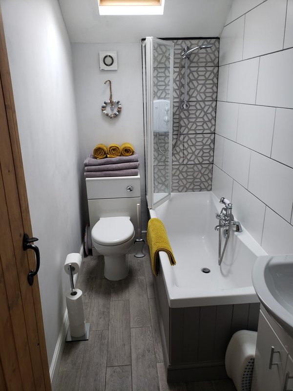 Main bathroom with shower over bath