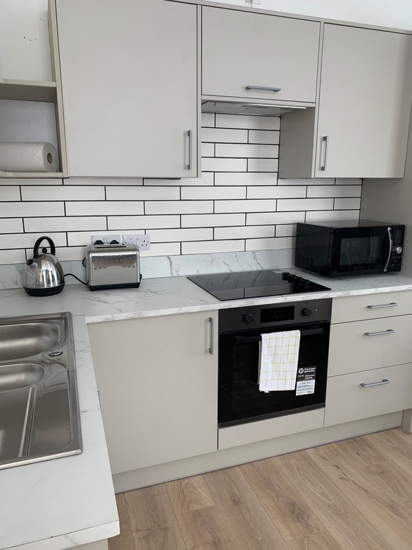 City Centre 2 x bed first floor apartment with secure free parking.