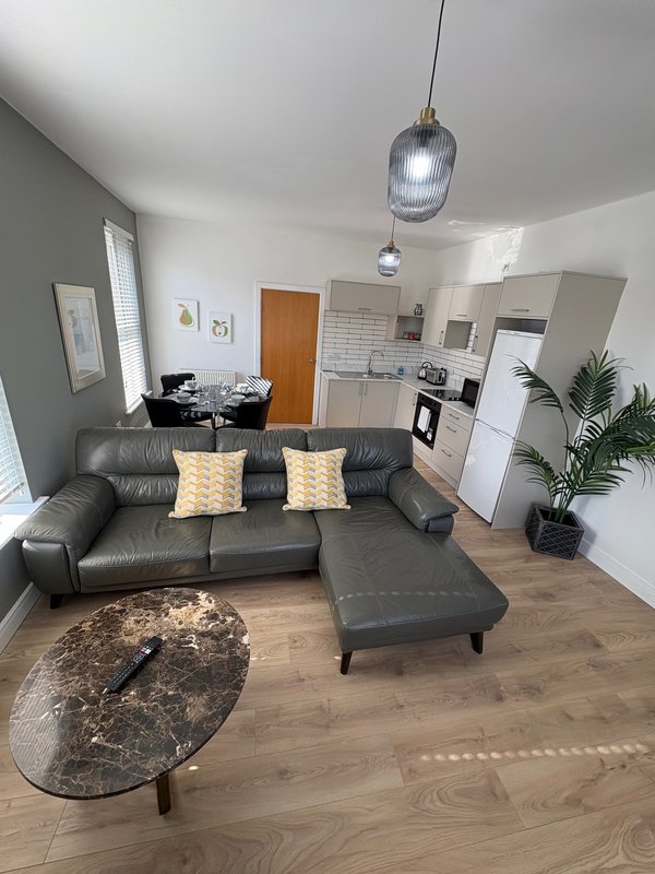 City Centre 2 x bed first floor apartment with secure free parking.