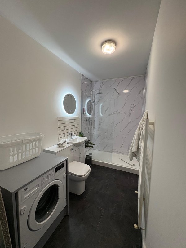 City Centre 2 x bed first floor apartment with secure free parking.