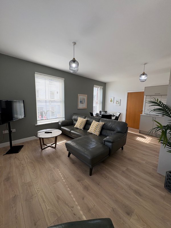 City Centre 2 x bed first floor apartment with secure free parking.