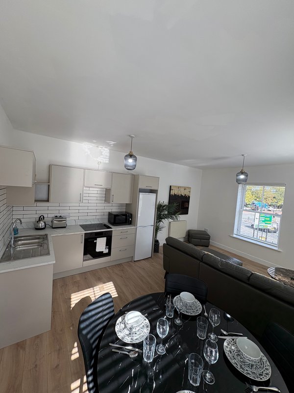 City Centre 2 x bed first floor apartment with secure free parking.
