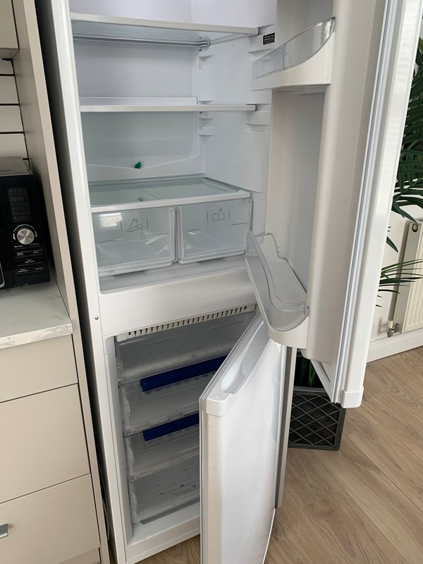 City Centre 2 x bed first floor apartment with secure free parking.