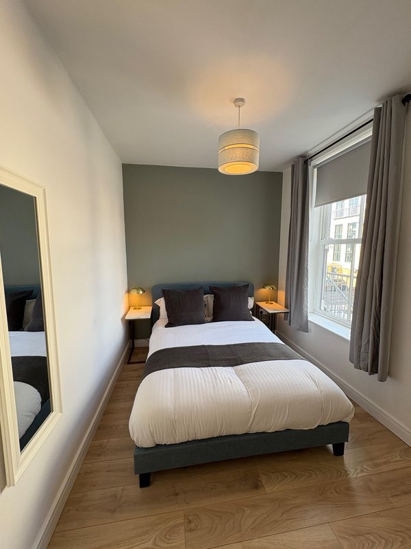 City Centre 2 x bed first floor apartment with secure free parking.