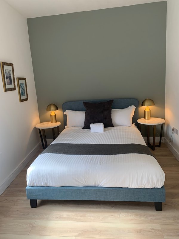 City Centre 2 x bed first floor apartment with secure free parking.