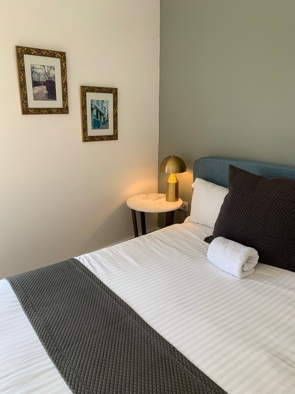 City Centre 2 x bed first floor apartment with secure free parking.