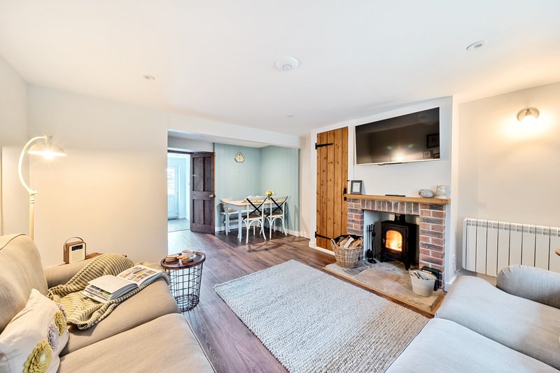 Woodcutter's Cottage - close to Dorchester and Sherborne, private parking and wifi